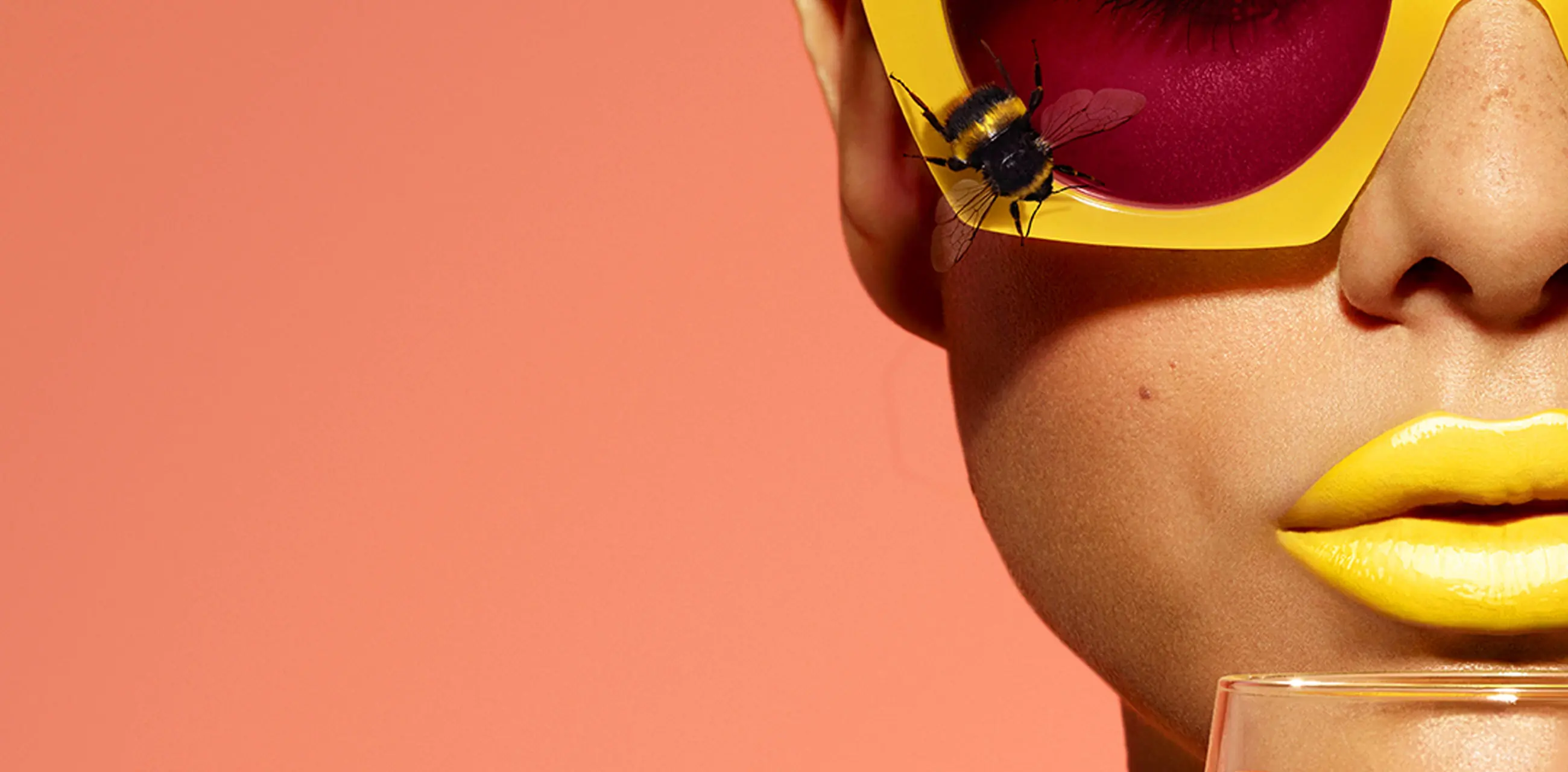 Women holding a Beesou Spritz with a bee on her sunglasses